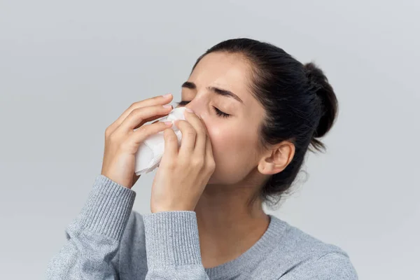 Morena se limpia la nariz con un pañuelo secreción nasal mirada malsana — Foto de Stock