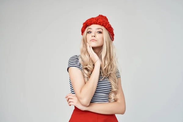 Jolie blonde en chapeau rouge glamour mode posant — Photo