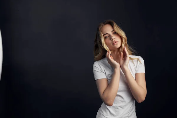 Mulher bonita em branco t-shirt estúdio de moda posando — Fotografia de Stock