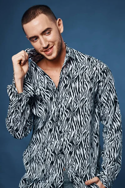 Kortharige man in shirt mode zelfvertrouwen studio — Stockfoto