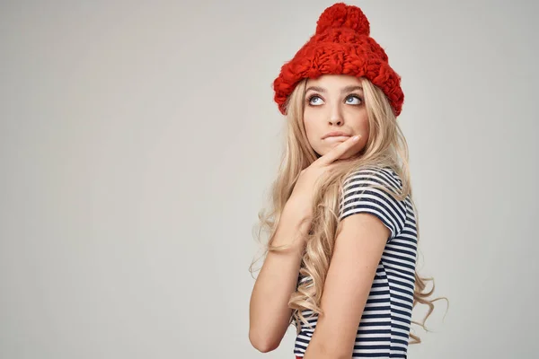 Kvinna i röd hatt kosmetika glamour närbild modell — Stockfoto