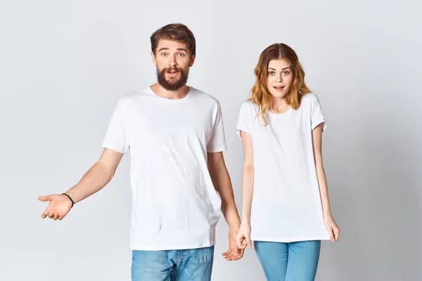 Uomo e donna stanno fianco a fianco in t-shirt bianche Copy Space design mockup — Foto Stock