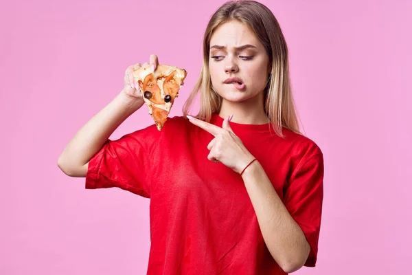 Женщина в красной футболке закуска быстрого питания розовый фон — стоковое фото