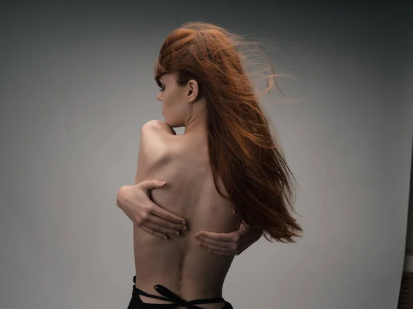 Femme rousse tenant les mains derrière la figure de vue arrière — Photo