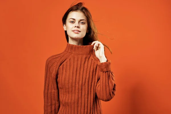 Vrouw in rode trui schone huid kapsel mode studio — Stockfoto