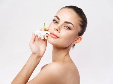 Güzel kadın çıplak anahtarları kozmetik beyaz çiçek izole edilmiş arka plan