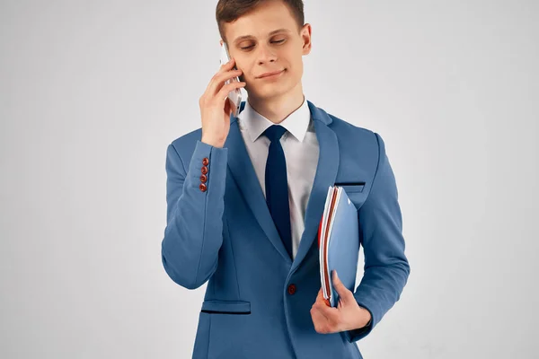 スーツ姿のビジネスマンが電話の自信を語り — ストック写真