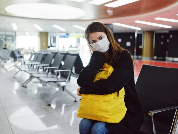 Женщина с усталым выражением лица медицинская маска ожидания пассажира аэропорта — стоковое фото