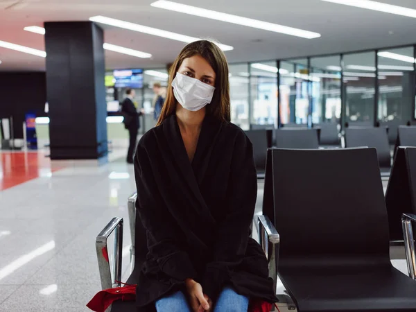 Mujer es el aeropuerto máscara médica a la espera de la fatiga del vuelo — Foto de Stock
