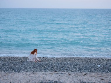 Okyanus kıyısı kadını manzara seyahati