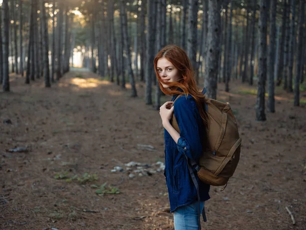 Γυναίκα περπάτημα στο δάσος σακίδιο ταξίδι περιπέτεια τουρισμού — Φωτογραφία Αρχείου