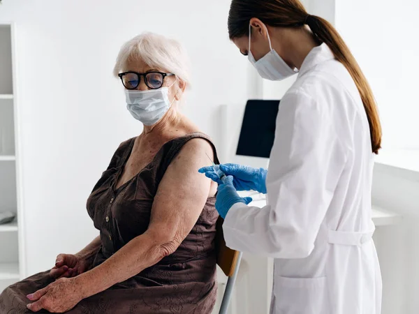Медсестра управляє вакциною паспорт пацієнта ковад-19 — стокове фото
