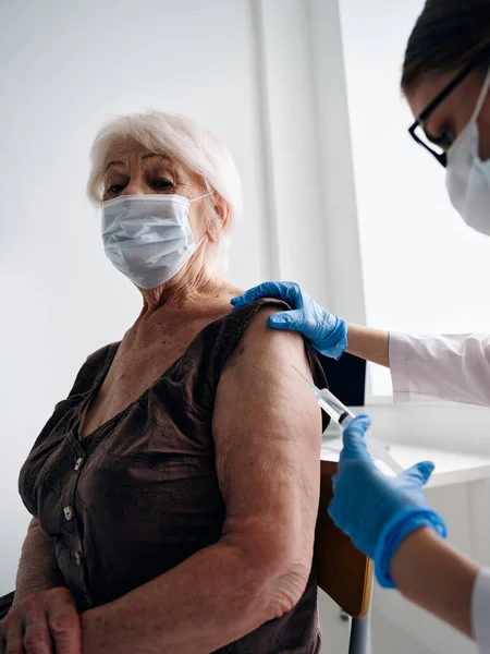 Médico inyecta una mujer paciente con vacuna covid-19 pasaporte — Foto de Stock