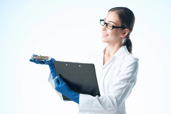 Assistente di laboratorio donna in cappotto bianco soluzione chimica ricerca professionale — Foto Stock