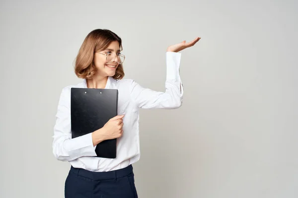 Жінка в білій сорочці документи офіс офіційний професійний — стокове фото