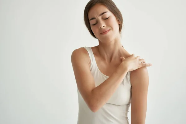 Kobieta w białej koszulce problemy zdrowotne bóle stawów przewlekłe choroby — Zdjęcie stockowe