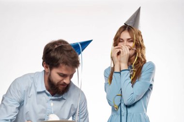 Şapkalı genç çift doğum günü konfetisini kutluyor.