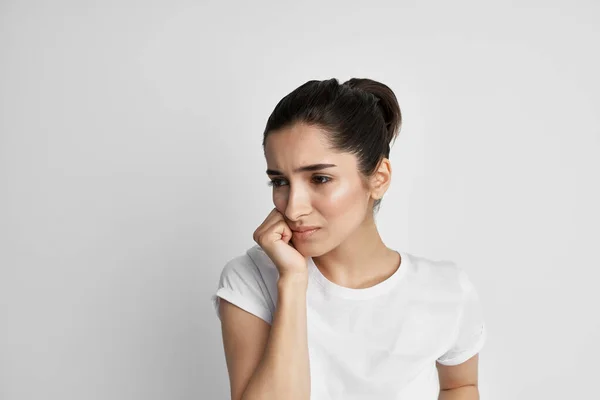 Perturbado mulher dor de cabeça emoções tratamento depressão isolado fundo — Fotografia de Stock