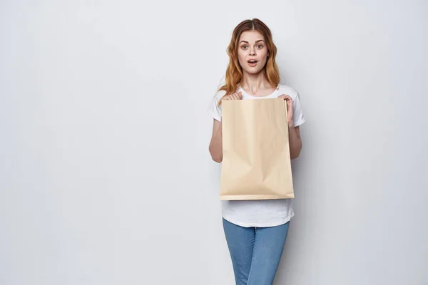 Hezká žena s balíčkem potravin nákupní dodání životní styl — Stock fotografie