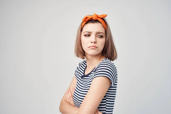 Mujer de rayas camiseta posando moda naranja vendaje —  Fotos de Stock