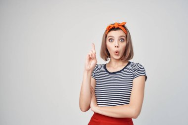 Çizgili tişörtlü güzel kadın duygu pozu veriyor.