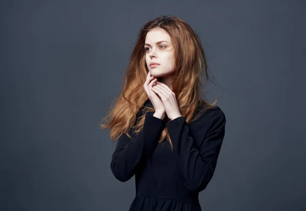 Attraktive Frau im schwarzen Kleid posiert modischen Luxus — Stockfoto