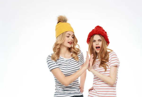 Αστείες φίλες με καπέλα στέκονται δίπλα στον τρόπο ζωής του Moda Studio — Φωτογραφία Αρχείου