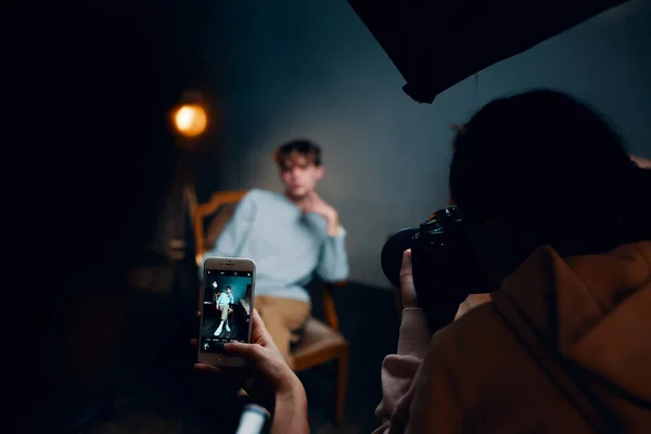 Хлопець сидить на стільці поруч з піаніно позує фото — стокове фото