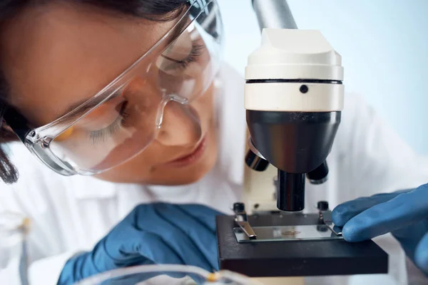 Kvinna laboratorieassistent forskning diagnostik professionell vetenskap — Stockfoto