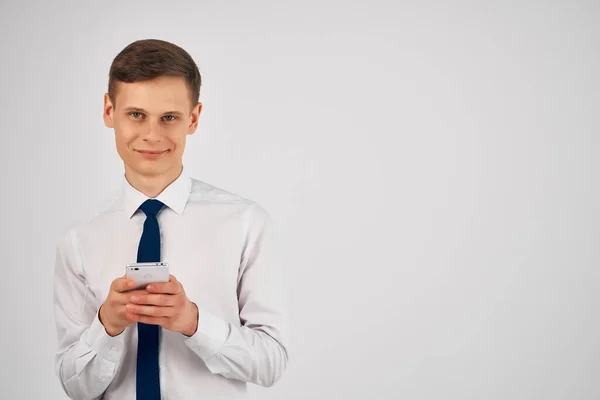 Geschäftsmann im Hemd mit Krawatte und Telefon in der Hand — Stockfoto