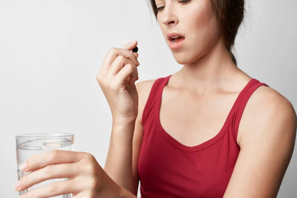 Femme tenant une pilule verre d'eau prise traitement thérapie — Photo