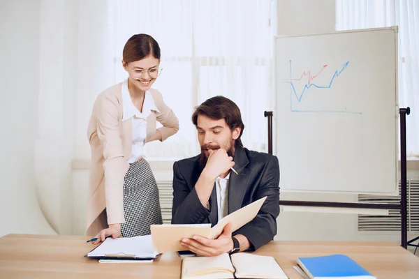 Affärsman och kvinna sitter vid skrivbordet kontor team kommunikation — Stockfoto