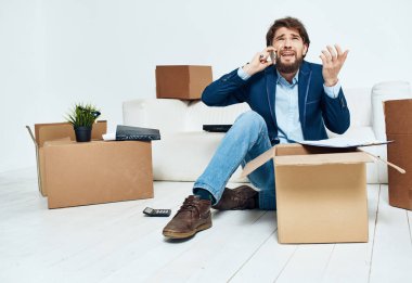 İşadamı ofisi yeni bir iş yeri açıyor.