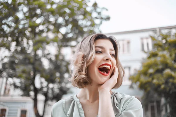 Menina loira bonito com lábios vermelhos ao ar livre andar estilo de vida — Fotografia de Stock