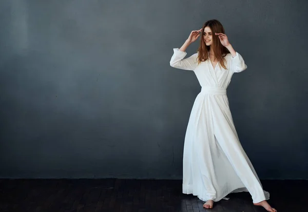 Mujer atractiva en vestido blanco danza estilo elegante entretenimiento — Foto de Stock