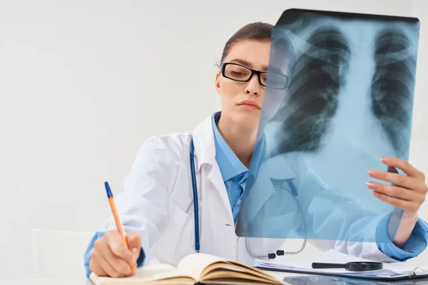Жінка-лікар у білому пальто рентгенівської діагностики — стокове фото