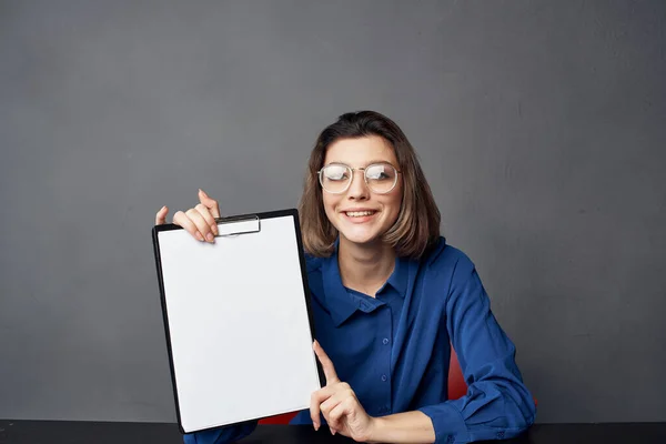 Деловая женщина в очках сидит за столом во время проведения копирования пространства — стоковое фото
