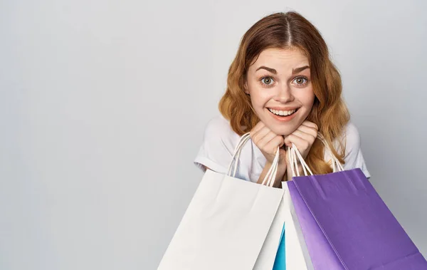 Kobieta z pakietami w rękach emocje zakupy rozrywka — Zdjęcie stockowe