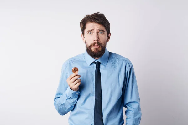 셔츠를 입고 암호 화폐 비트코인 인터넷 금융 전자 화폐를 쓰는 수염있는 남자 — 스톡 사진