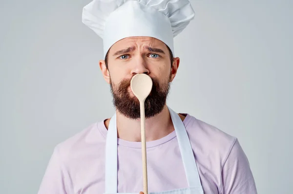 Homem barbudo aventais chef restaurante gourmet trabalho indústria — Fotografia de Stock