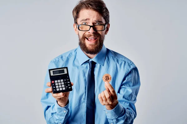 Homem de negócios com calculadora criptomoeda bitcoin investimento — Fotografia de Stock