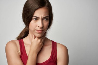 Boğaz ağrısı olan bir kadın. Virüs yüzünden öksürüyor.