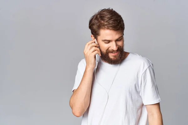 Schattige Man Met Baard Shirt Poseren Lichte Achtergrond Hoge Kwaliteit — Stockfoto