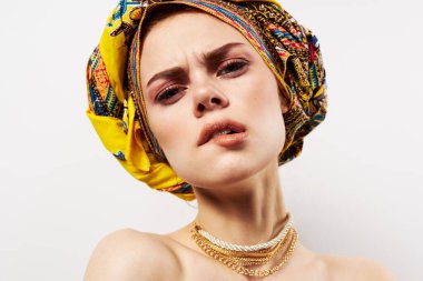 Güzel kadın çok renkli türban dekorasyonu moda etnik kökeni