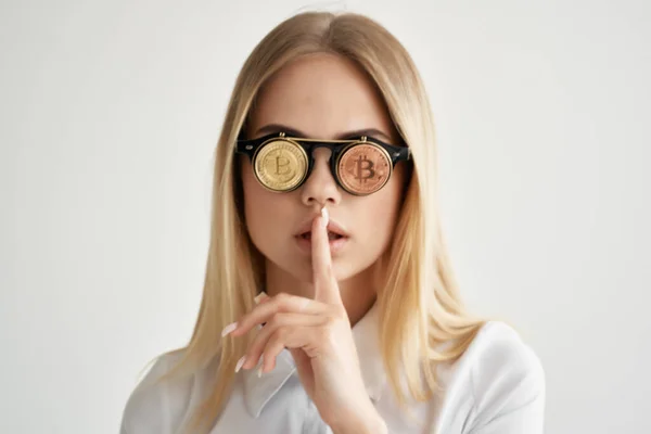 Bonito loira moedas vestindo óculos criptomoeda moda finanças — Fotografia de Stock