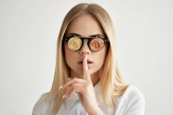 Lindo rubia monedas usando gafas criptomoneda financiación de la moda — Foto de Stock