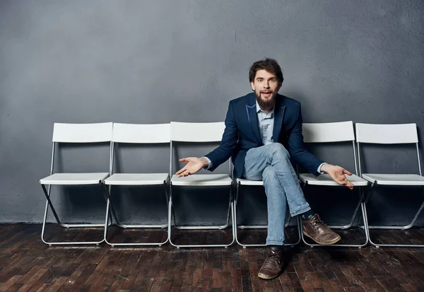 Hombre de negocios sentado en silla esperando trabajo entrevista emoción trabajo —  Fotos de Stock