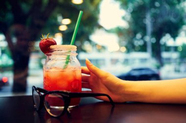 Bardakta kokteyl, yakın plan buzlu kafe.