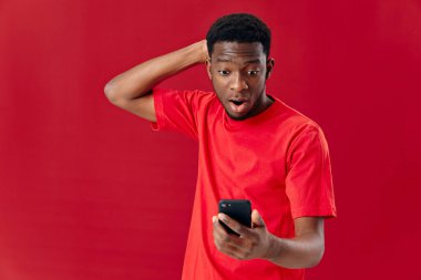 Elle iletişim teknolojisi yaşam tarzında telefonu olan şaşırtıcı bir adam.