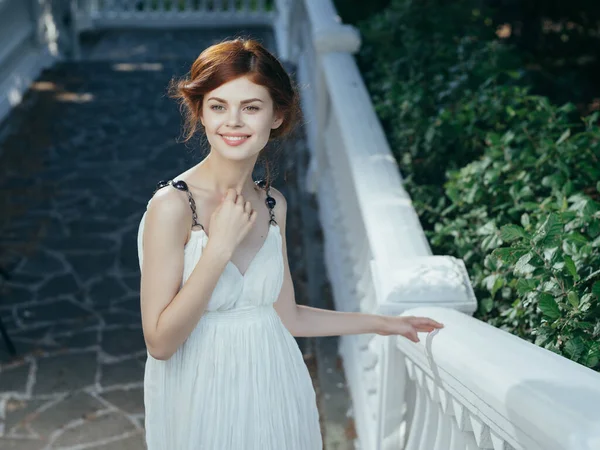 Beyaz elbiseli güzel kadın Yunan prenses mitolojisi tatili — Stok fotoğraf